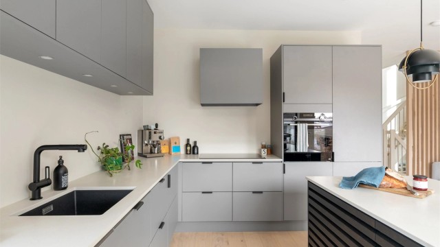 Benkeplate i stein og integrerte hvitevarer