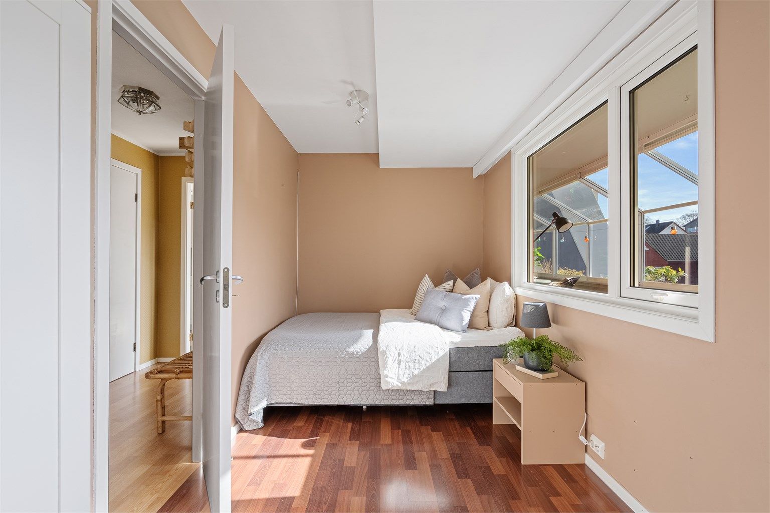 Soverom I ligger ved gang og er av meget god størrelse med plass til stor seng og skap. 