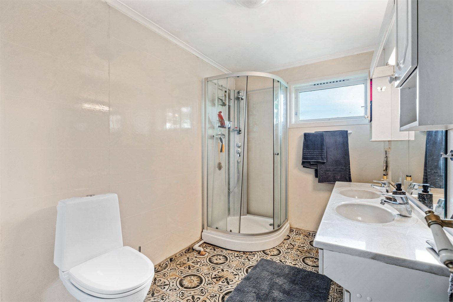 Badet i hovedetasjen er utstyrt med toalett og dusjkabinett.
