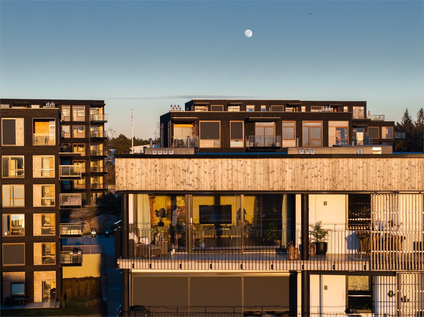 Leiligheten er gjennomgående i enden av sjette etasje og har veranda orientert mot vest.