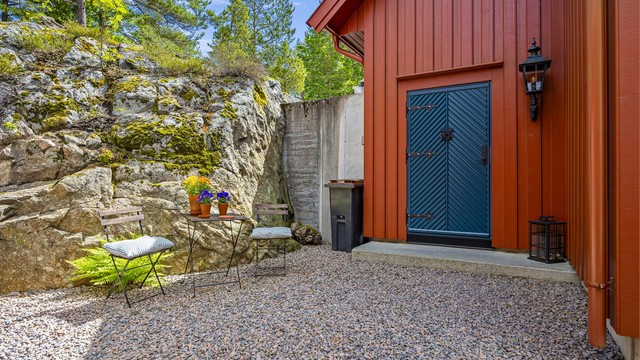 Tomten er opparbeidet med plen, beplantning og gruslagte arealer, samt asfaltert innkjørsel.