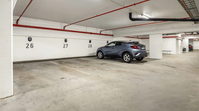 Medfølgende disponibel parkeringsplass (nr. 27 iflg. selger) med el-billader i felles garasjeanlegg.
