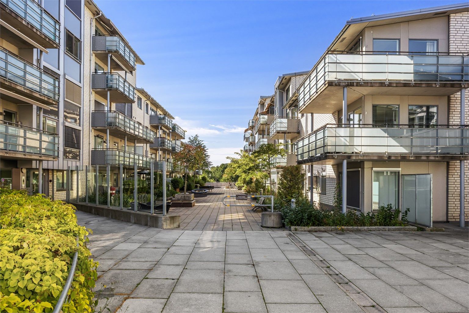 Inngangspartiet ligger skjermet fra Kolbotn Torg - adkomst ved heis