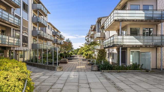 Inngangspartiet ligger skjermet fra Kolbotn Torg - adkomst ved heis