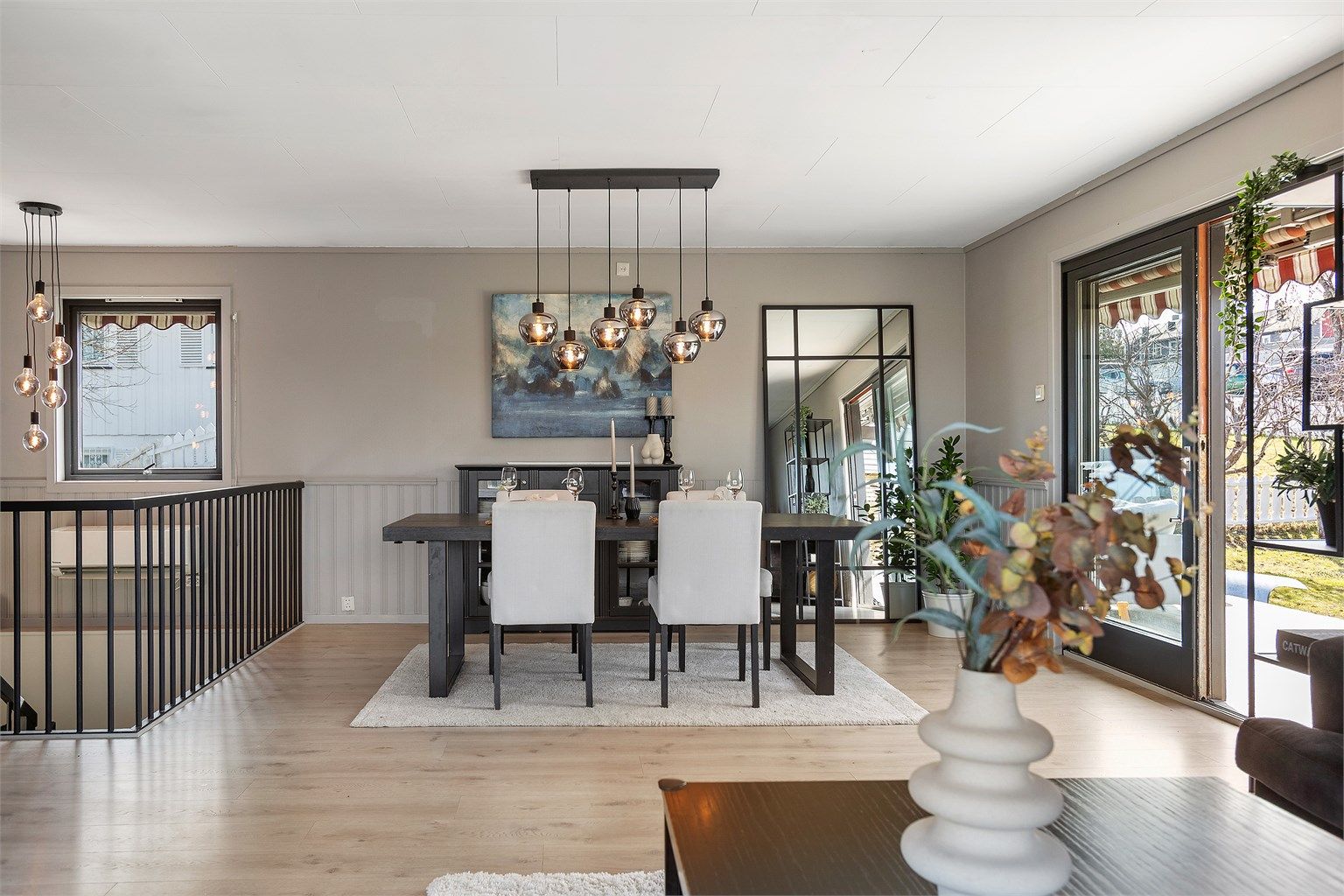 Spisestuen har god plass til langbord for sosiale sammenkomster.