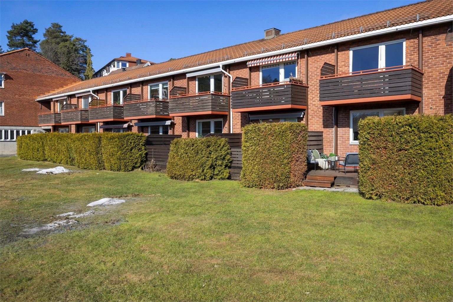 Eiendommen tilhører Nedre Høvik Borettslag og ligger i et veletablert og rolig område.