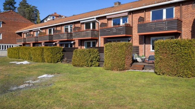 Eiendommen tilhører Nedre Høvik Borettslag og ligger i et veletablert og rolig område.