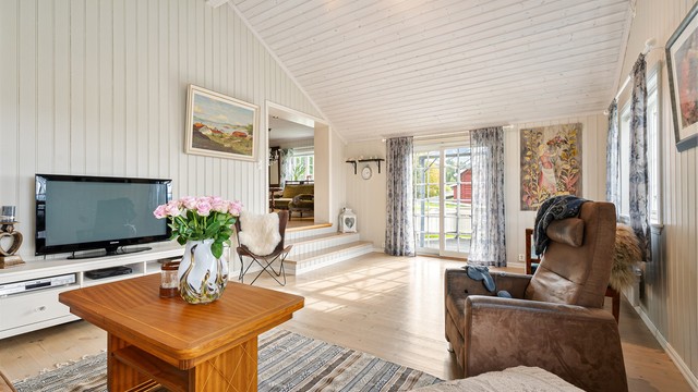 TV-stuen har høy himling som gir en god og romslig følelse.