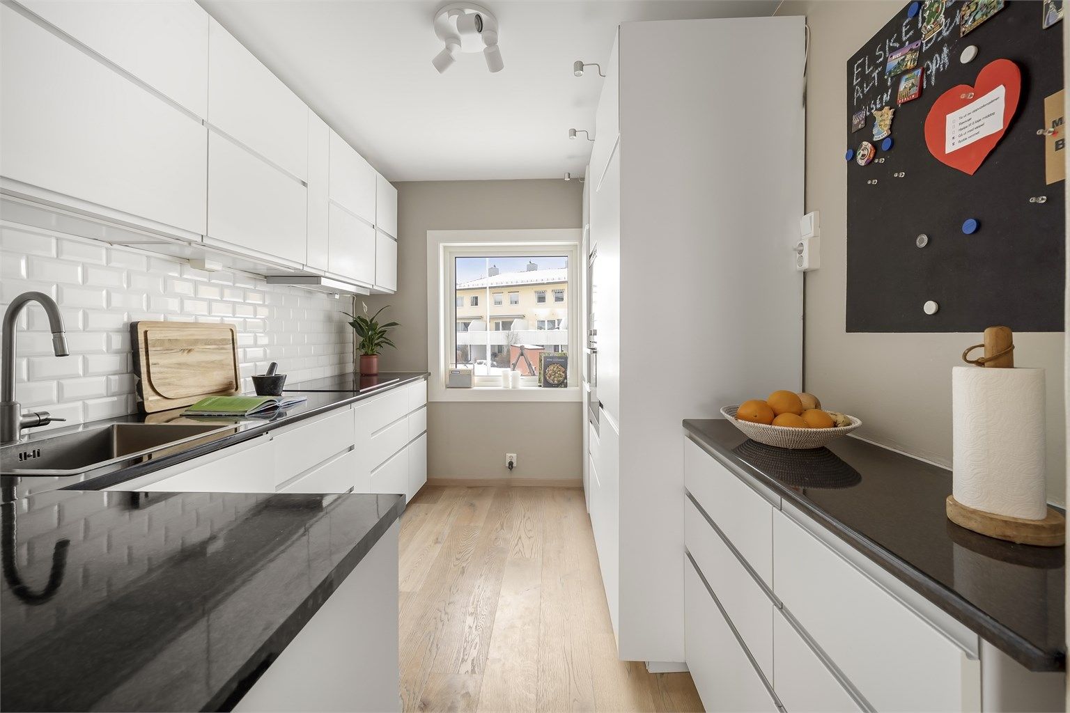 Stilrent og moderne IKEA-kjøkken fra 2014.