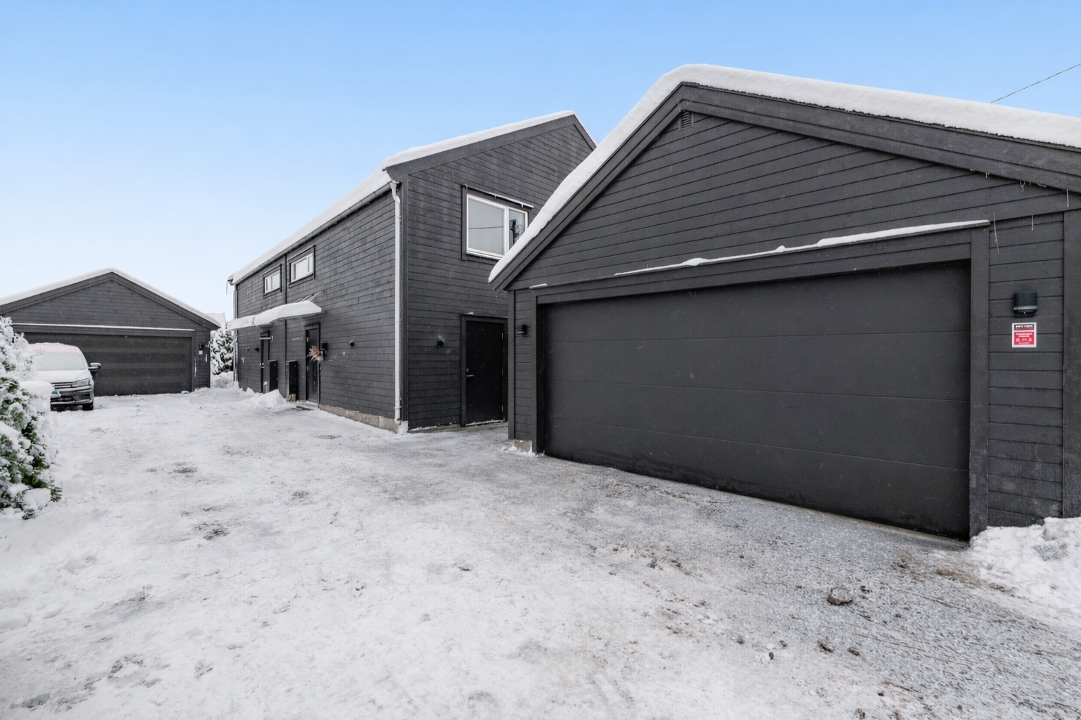 Velkommen til Slettavegen 5A - En flott tomannsbolig med dobbeltgarasje. Brukt AI-verktøy for fjerning av snø. | Foto: Flytende Film AS (Thor Øyvind Borgersen)