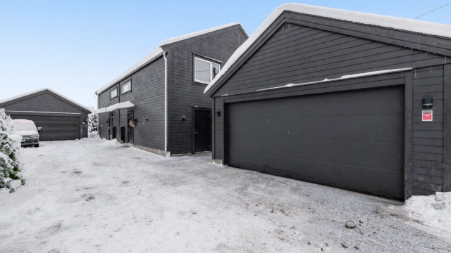 Velkommen til Slettavegen 5A - En flott tomannsbolig med dobbeltgarasje. Brukt AI-verktøy for fjerning av snø. | Foto: Flytende Film AS (Thor Øyvind Borgersen)