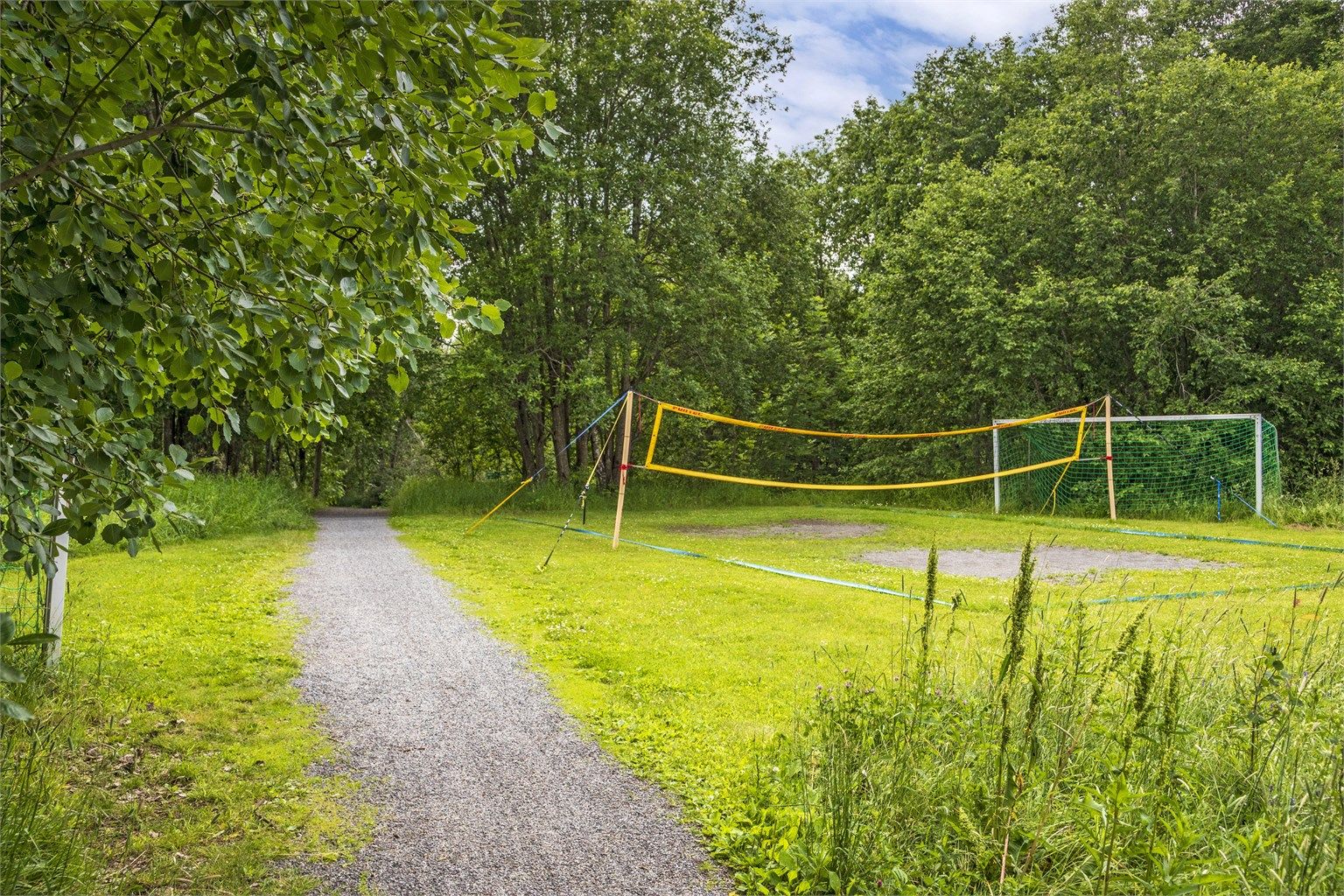 Volleyballbanen ved enden av hagen blir flittig brukt i sommerhalvåret 