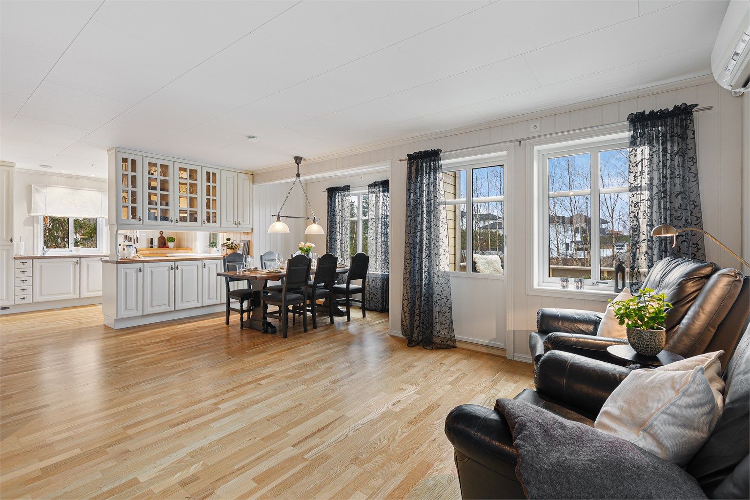 Den åpne og sosiale løsningen i første etasje binder stue, spisestue og kjøkken sammen. Gjennomgående parkett på gulvet.