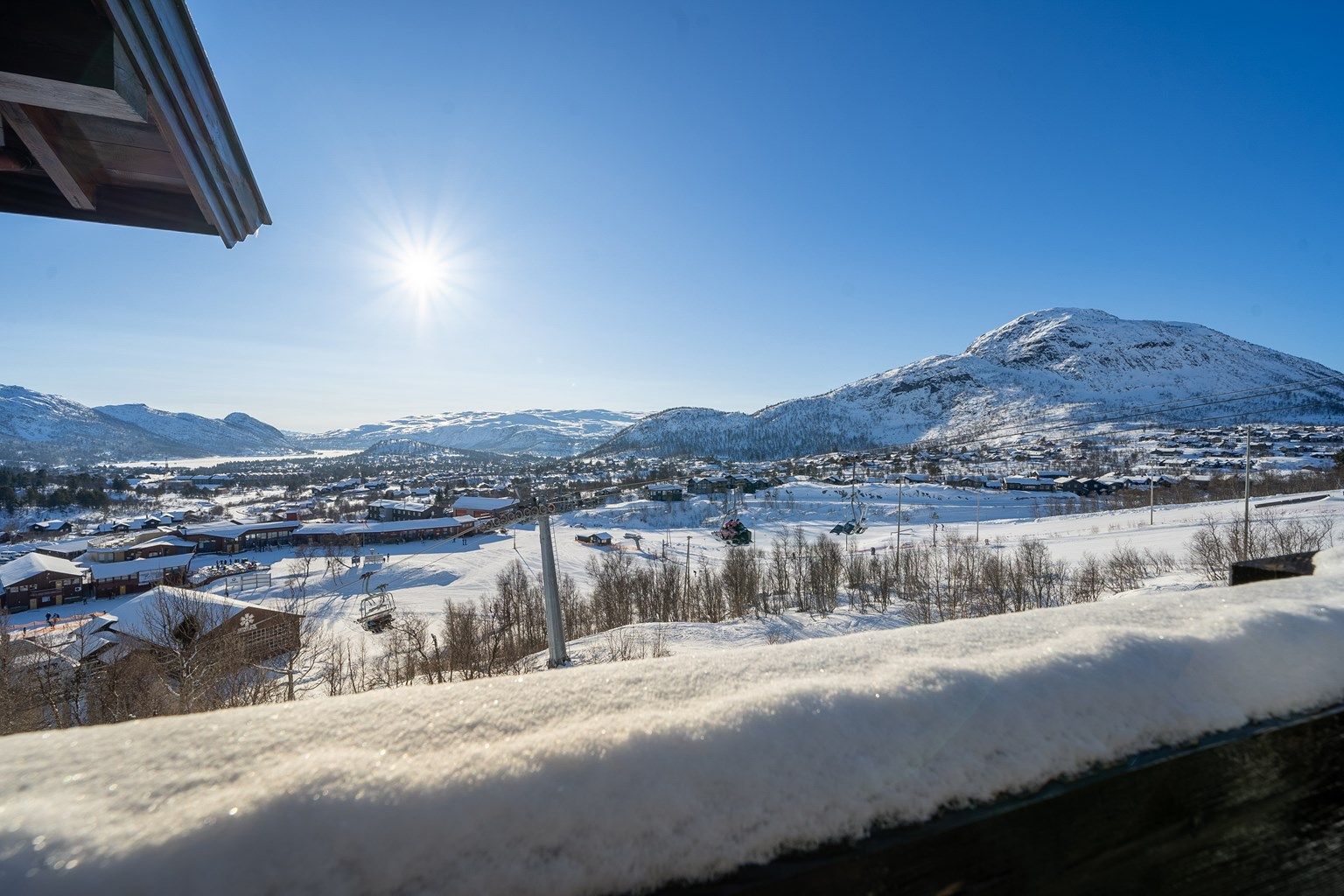 Utsikt fra balkongen. Hartevassnutane, Hartevann, Enden, Otrosåsen og Hovdenuten.