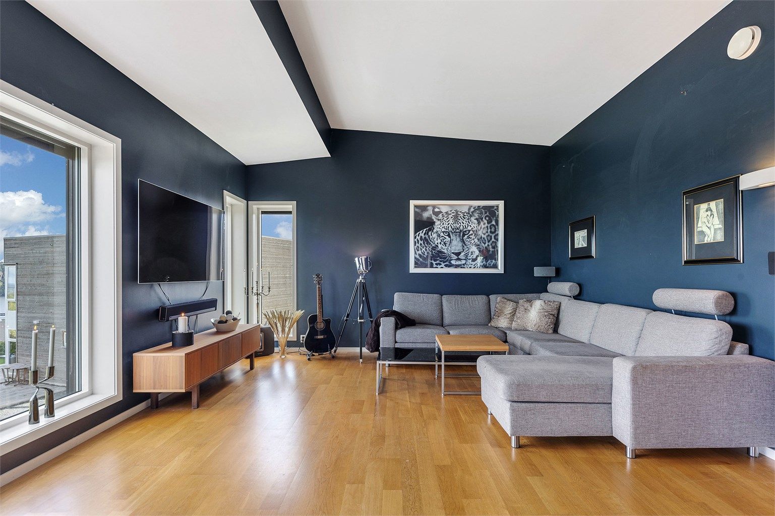 Gjennomgående eikeparkett binder rommene i etasjen sammen.