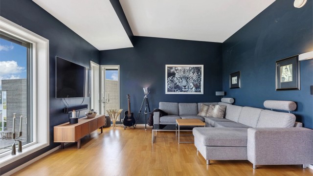 Gjennomgående eikeparkett binder rommene i etasjen sammen.