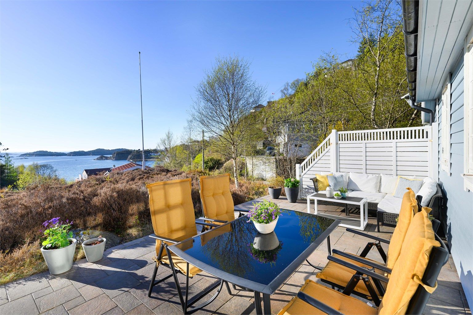 Det er god plass til sittegrupper og enkel tilkomst rundt på tomten.