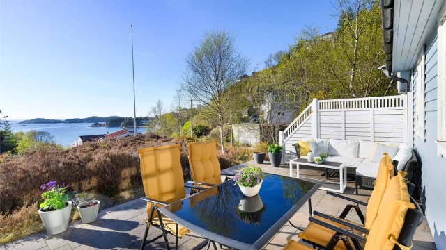 Det er god plass til sittegrupper og enkel tilkomst rundt på tomten.