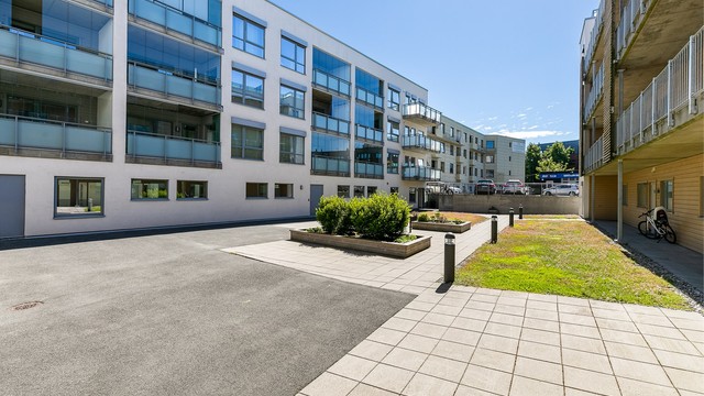 Gårdsrommet er avlåst med port og tilrettelagt for sykkelparkering.
