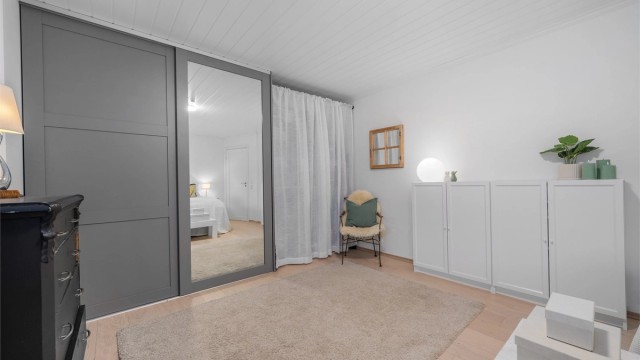 Hovedsoverommet har praktisk garderobeskap for oppbevaring