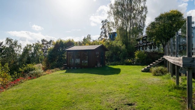 Grønne og pent opparbeidede uteområder som kretser rundt hele eiendommen og gir god boltreplass til aktiviteter for hele familien