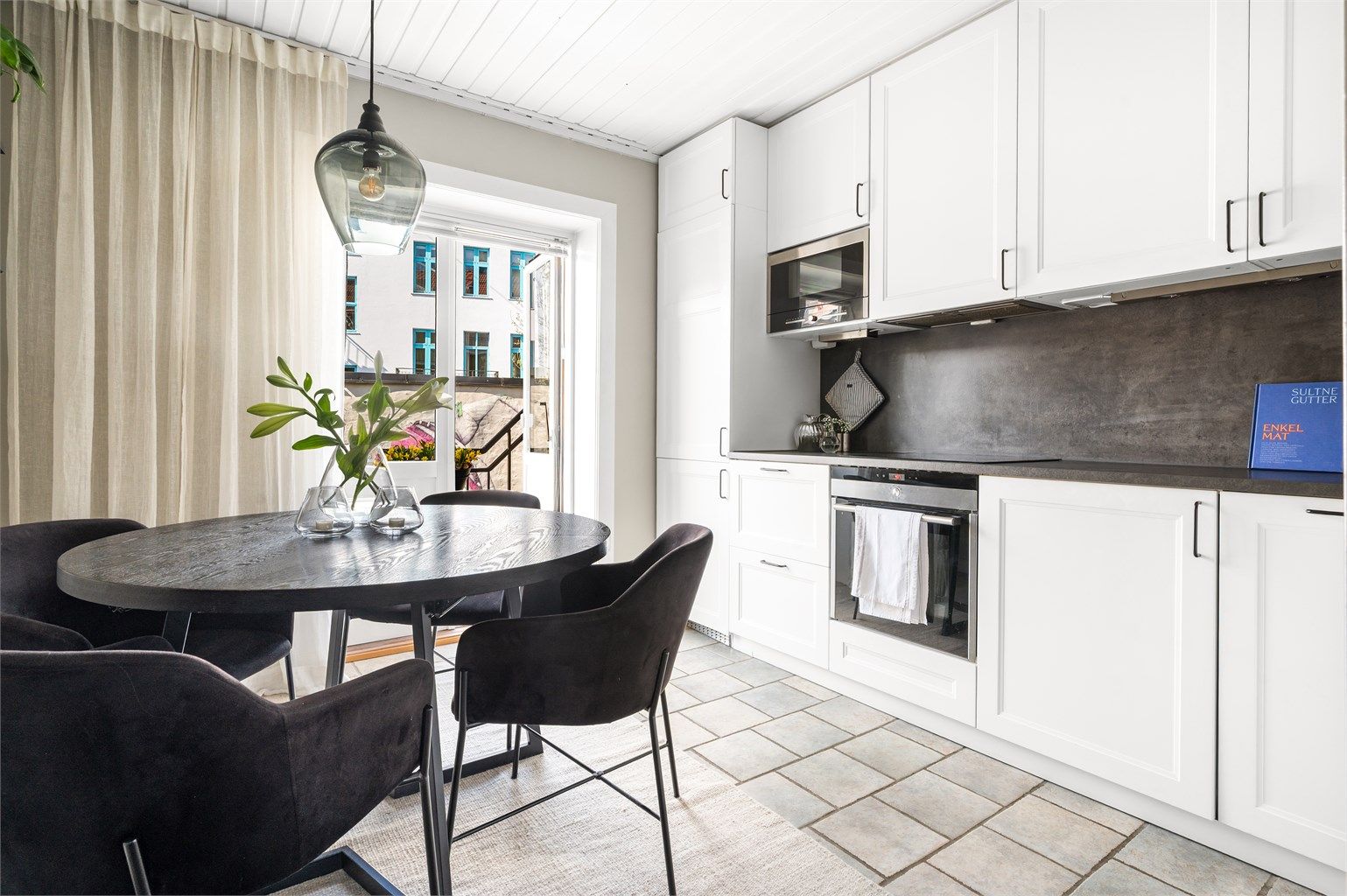 Kjøkkenet fra IKEA er oppgradert siden 2021 og har integrerte hvitevarer og god plass til spisebord.