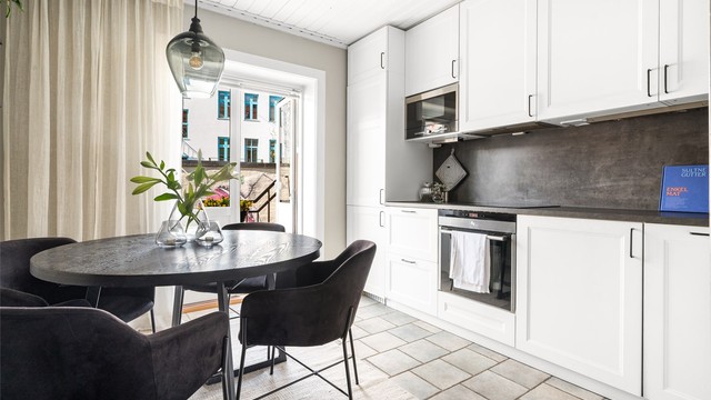 Kjøkkenet fra IKEA er oppgradert siden 2021 og har integrerte hvitevarer og god plass til spisebord.