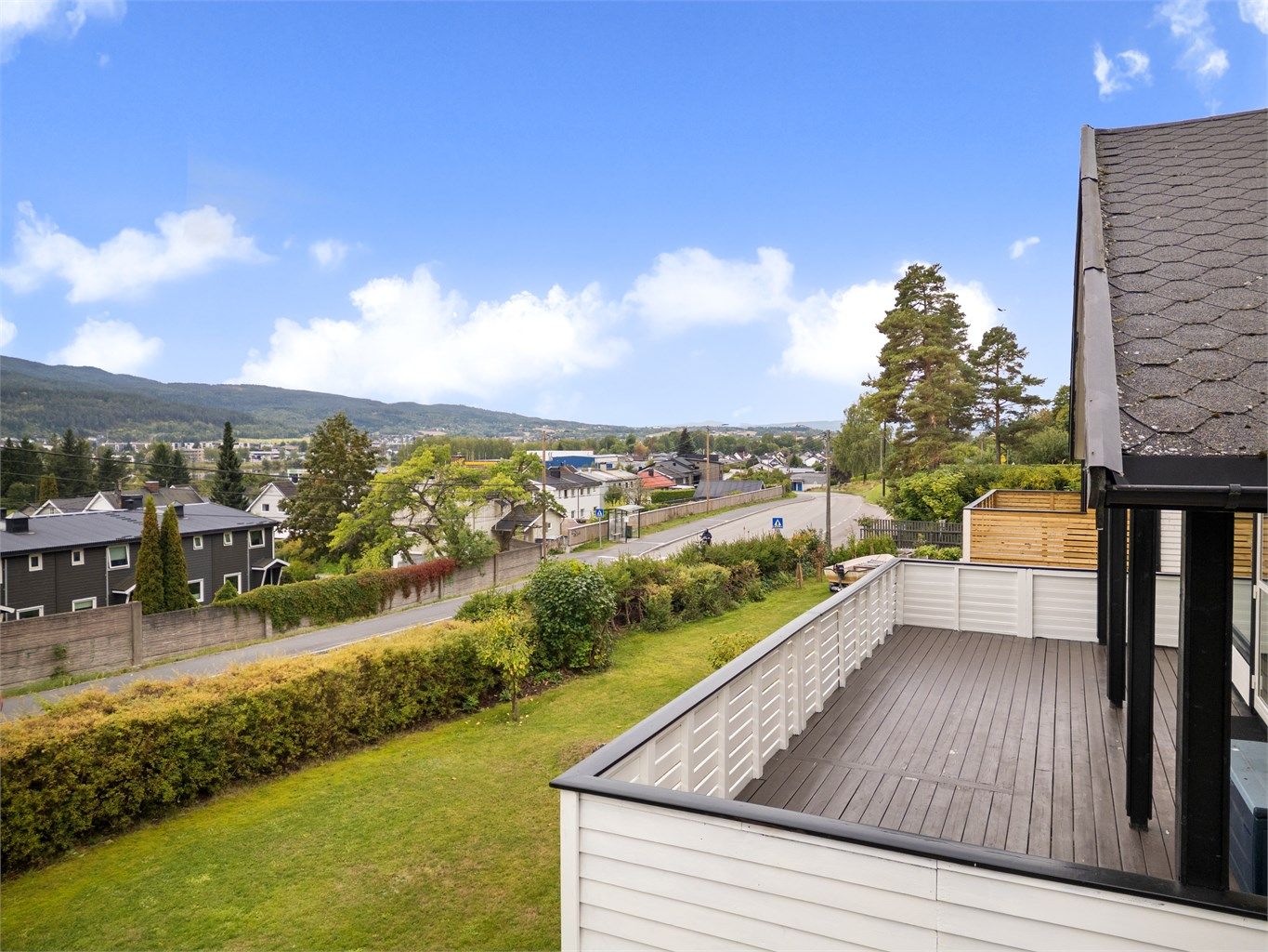 Delvis overbygget sydvendt veranda på 30 kvm (utvidelse av veranda er ikke byggemeldt).
