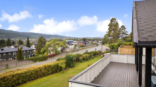 Delvis overbygget sydvendt veranda på 30 kvm (utvidelse av veranda er ikke byggemeldt).