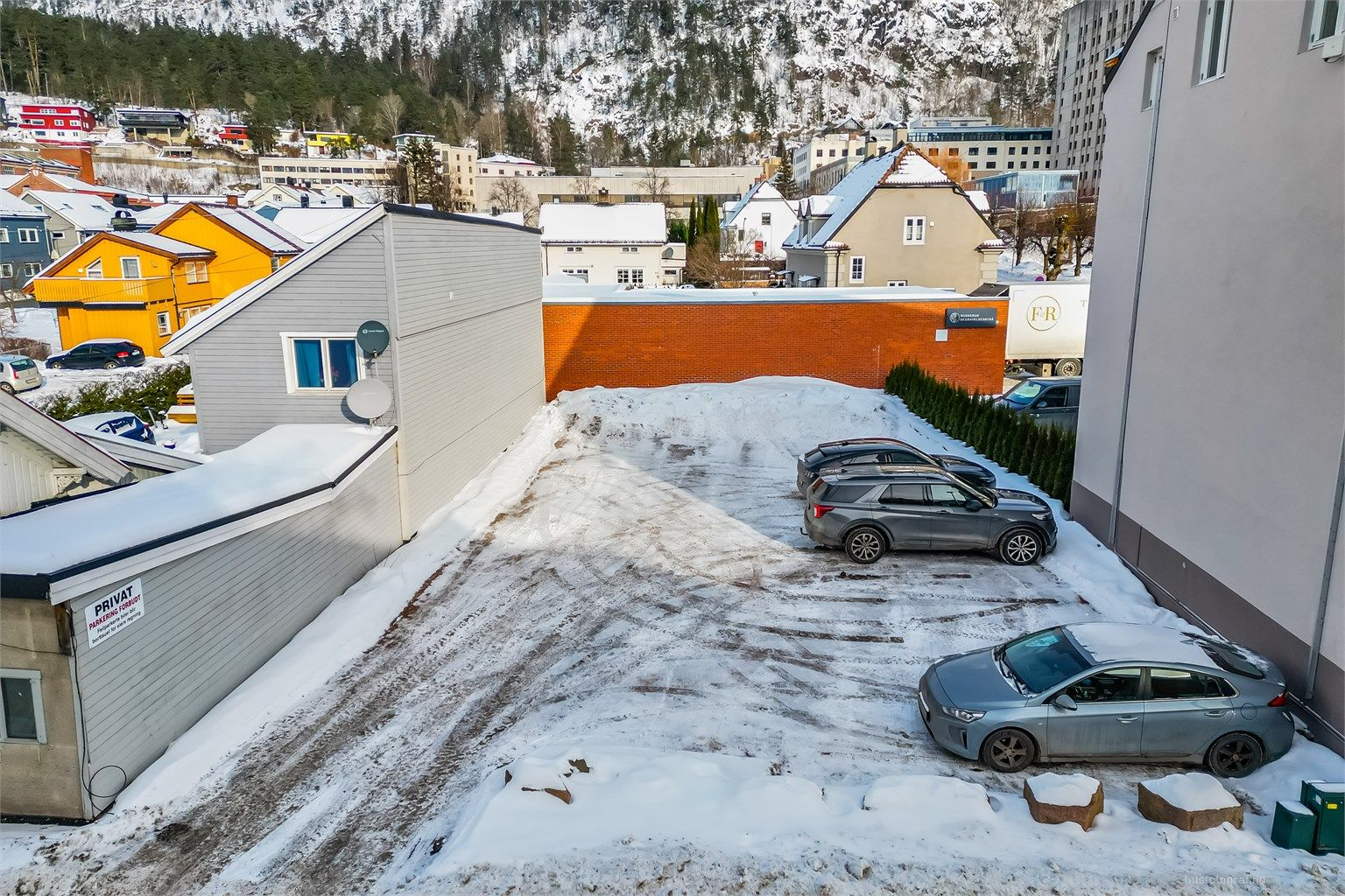Selger opplyser om at det ligger ledninger for kommunalt vann og avløp til tomten samt gravd strømkabel inn på tomten.
Foto: Haiman Askari
