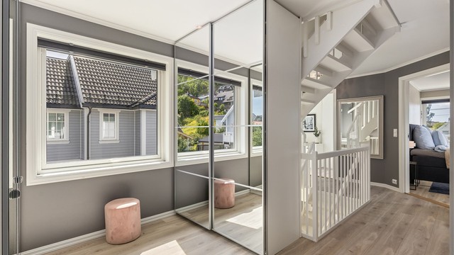 I gangen er det god plass til å sette opp ekstra skap eller oppbevraingsmøblement