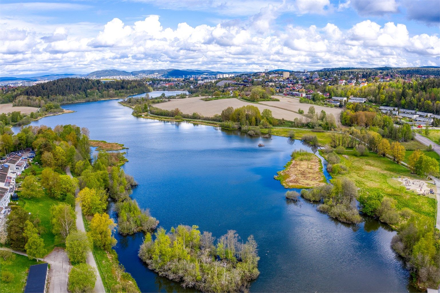 En idyllisk beliggenhet med umiddelbar nærhet til natur og rekreasjon.