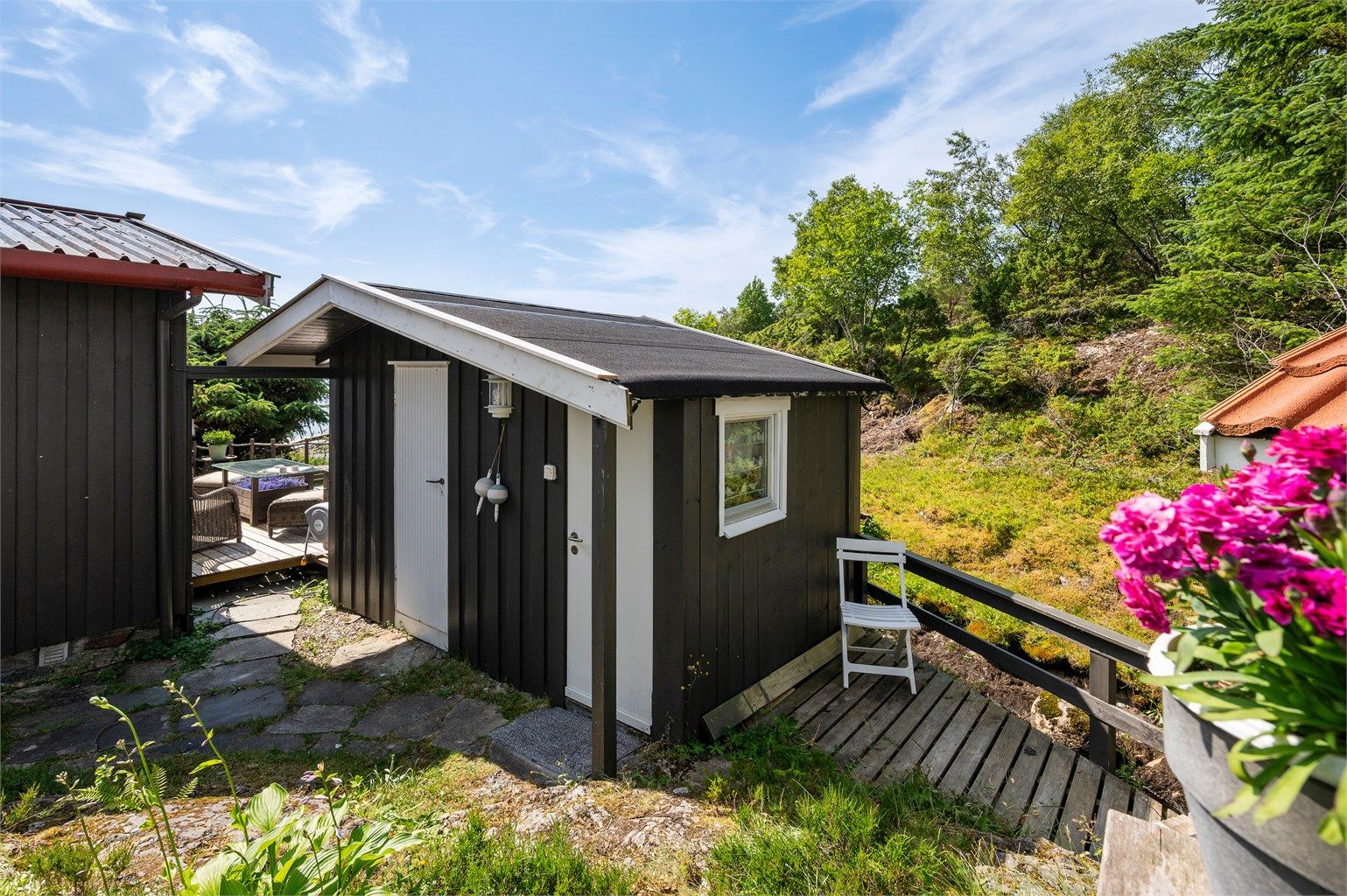 Boden ved inngangspartiet er innredet som bad. 