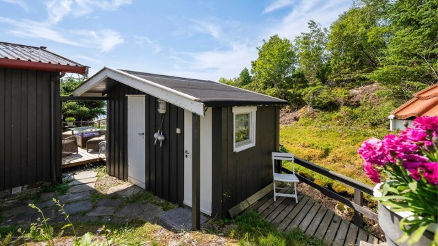 Boden ved inngangspartiet er innredet som bad.