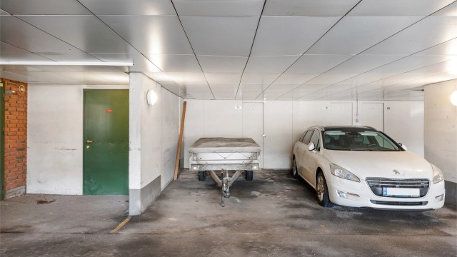 Det medfølger en fast garasjeplass i felles anlegg.