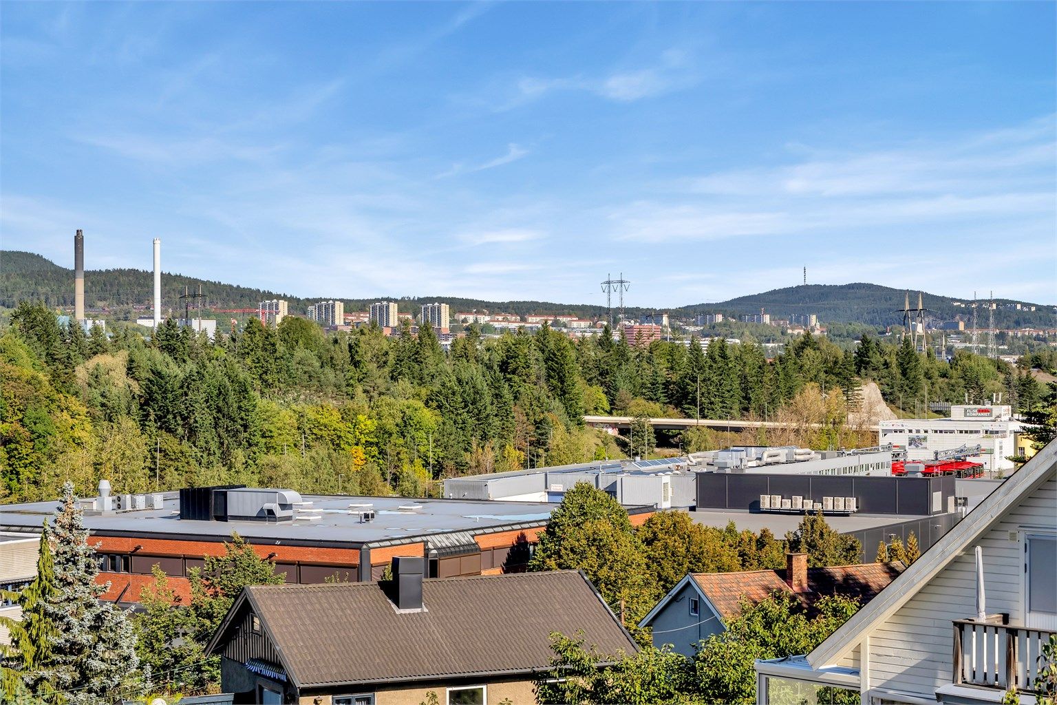 Boligen har flott utsikt fra balkongen i 2. etasje. 