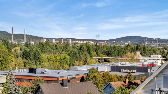 Boligen har flott utsikt fra balkongen i 2. etasje.