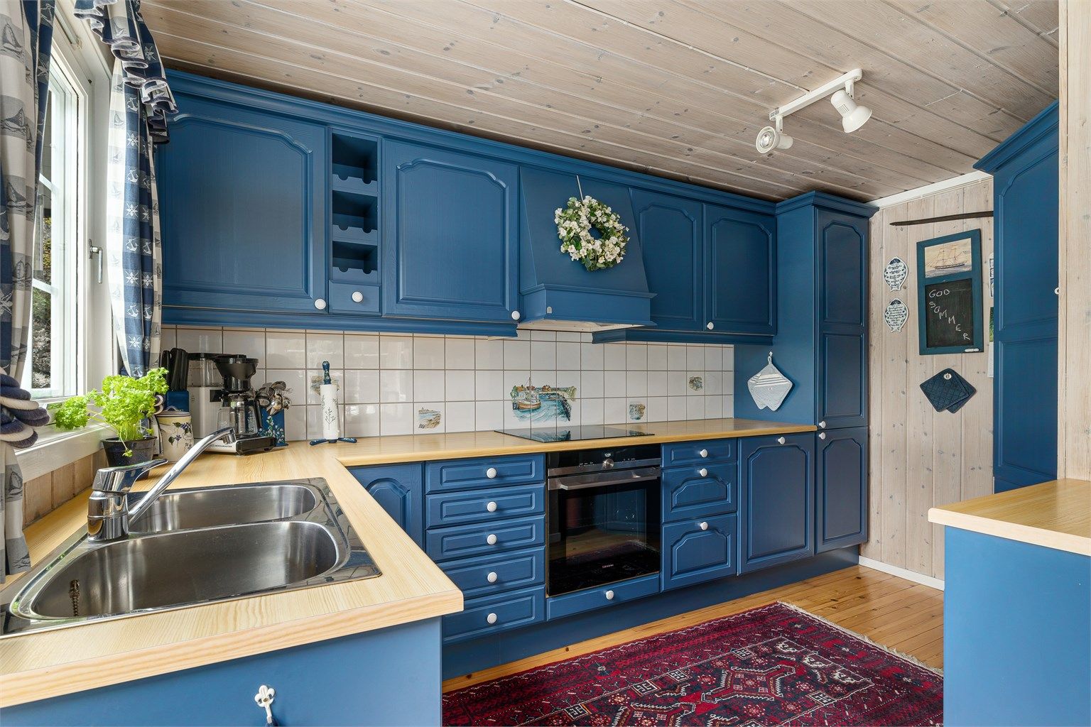 Innredningen er utstyrt med integrert oppvaskmaskin, stekeovn, induksjonstopp med ventilator over og et stort deilig kjølehjørne.