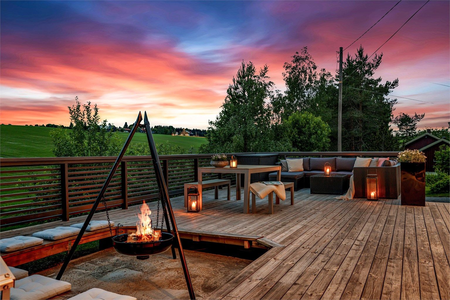 Dette er en eiendom med herlige uteplasser, fin utsikt, gode kvaliteter og pene overflater.¨