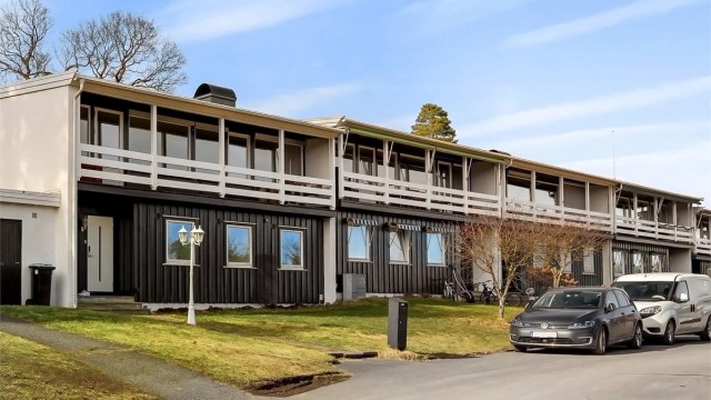 Boligen har en barnevennlig og rolig beliggenhet med korte avstander til barnehager, skoler, offentlig kommunikasjon og butikker, samt nærhet til sjøen og nydelige turområder