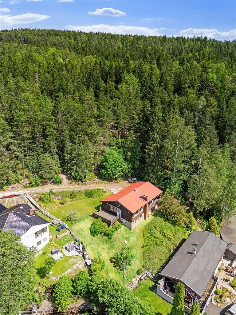 Eiendommen byr på nydelig utsikt og er omkranset av en frodig tomt på godt over 900 kvm! 