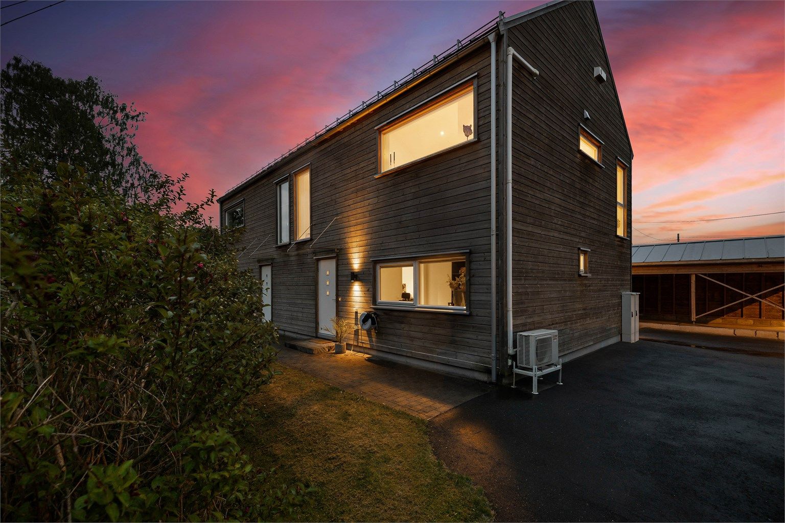 Glassbaldakin skjermer inngangspartiet mot nedbør.