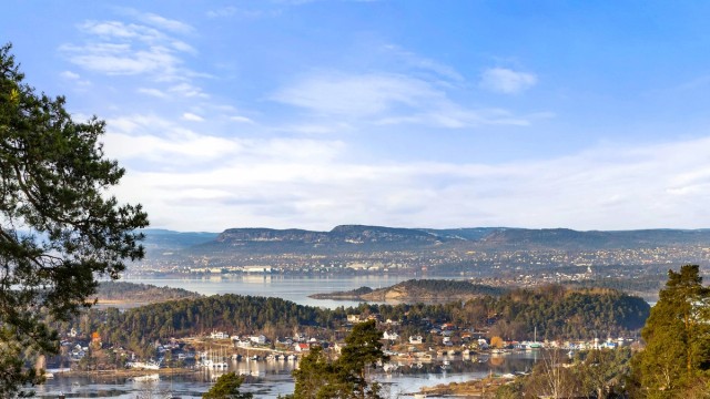 Velkommen til Åsdalsveien 3, en strøken 3 roms topp-/endeleilighet med nydelig utsikt. Oppusset 2021. Vestvendt veranda. Optimale solforhold. P-plass med lader.