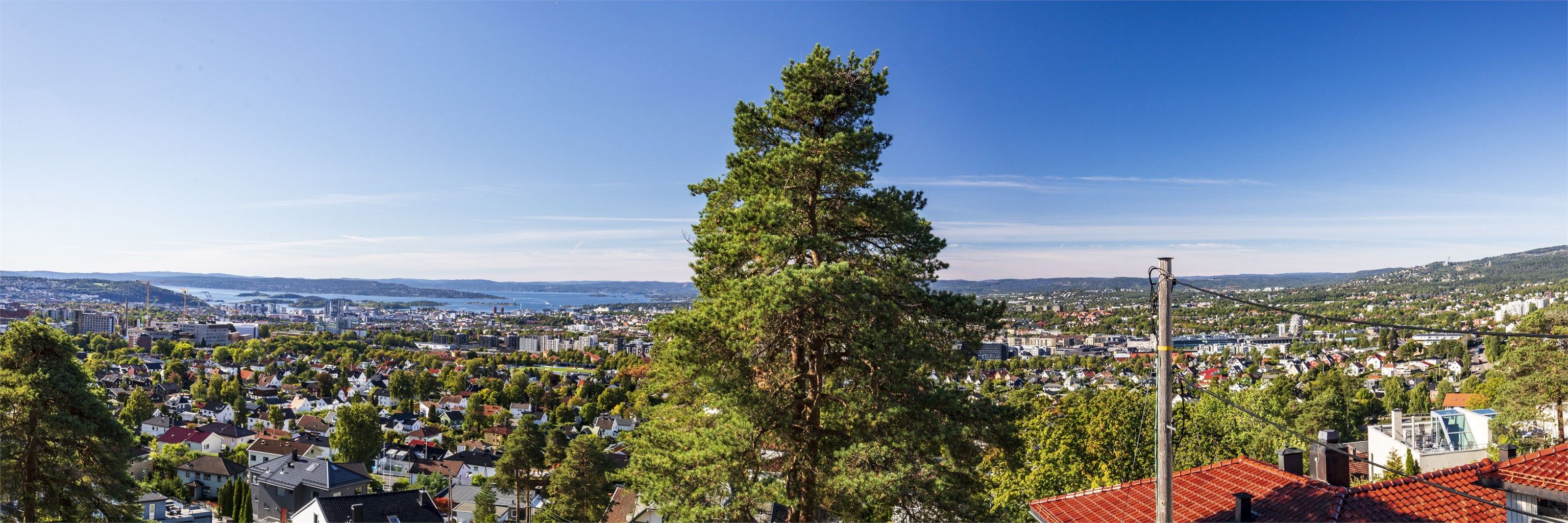 Utsikten strekker seg fra Ekeberg og over fjorden mot Kikuttoppen.