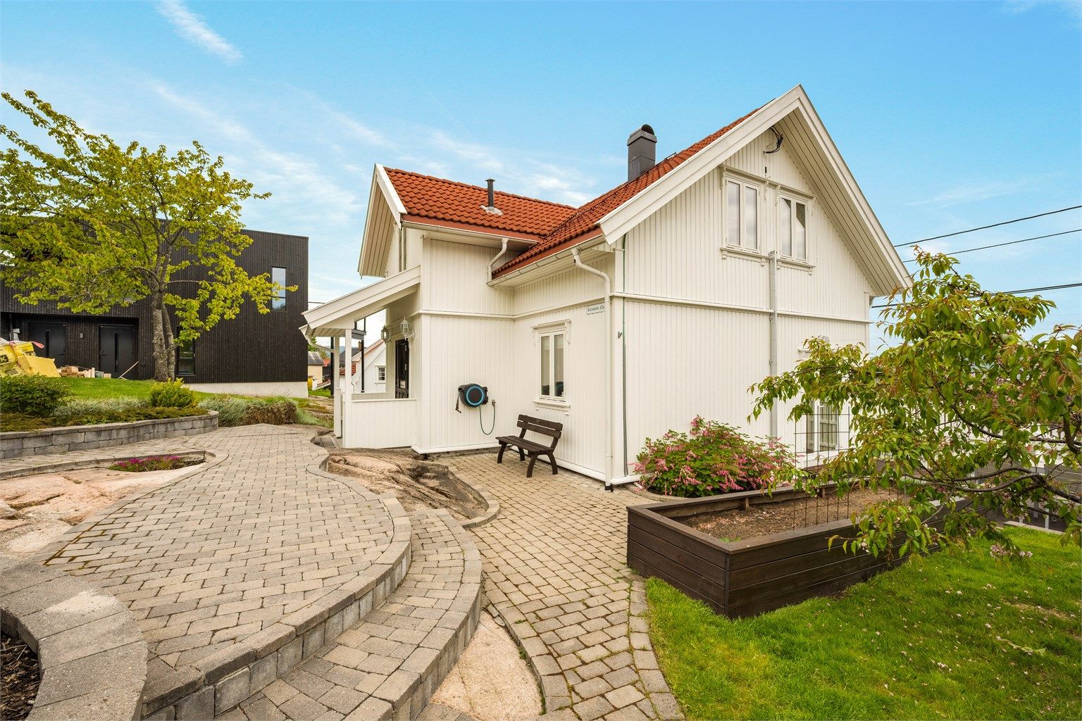 Uteområdet er tilrettelagt med flere sitteplasser og soner for ulike solforhold.