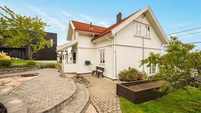 Uteområdet er tilrettelagt med flere sitteplasser og soner for ulike solforhold.