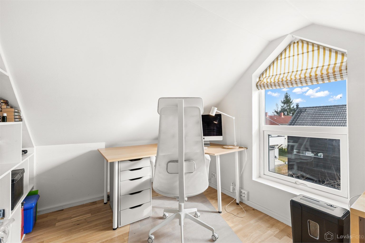 En del av loftet er i dag innredet som en praktisk hjemmekontorplass. (Arealet er ikke godkjent for varig opphold.)