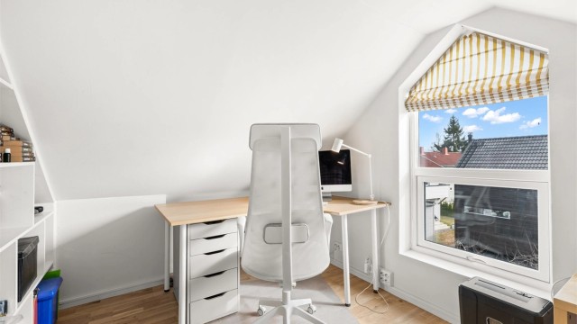 En del av loftet er i dag innredet som en praktisk hjemmekontorplass. (Arealet er ikke godkjent for varig opphold.)