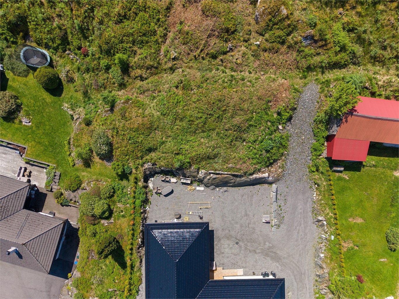 Dronefoto over tomten