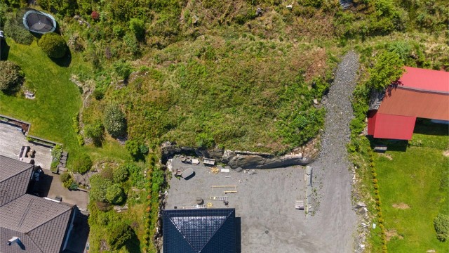 Dronefoto over tomten